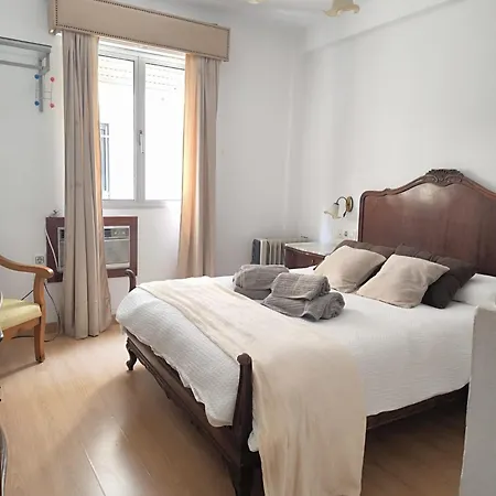 Julia Home, En Casa De Un Particular